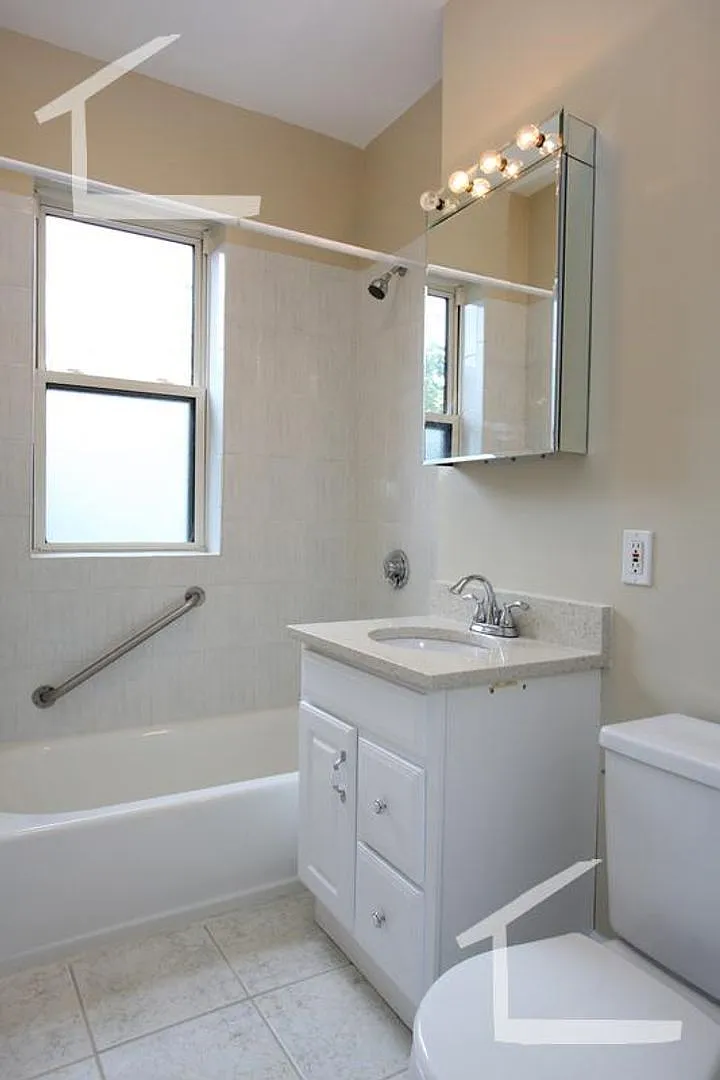 Nice, large 3 bed in the heart of Fenway! — Photo 2