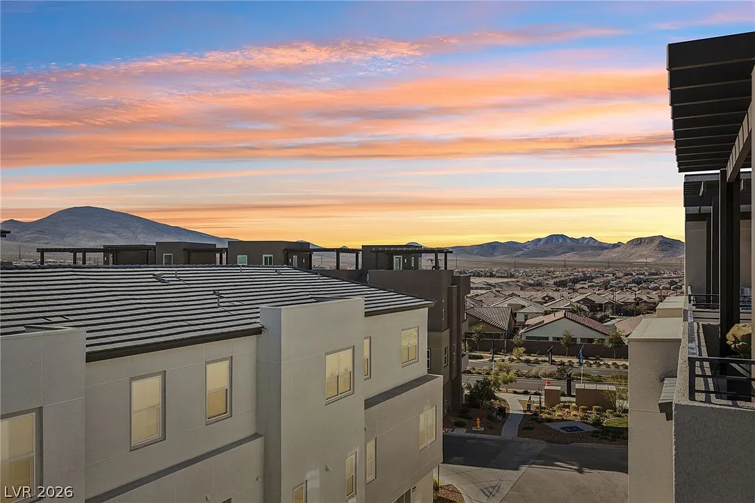 4 bed, 3.5 bath, 2364 sqft, $3,000 — Photo 2