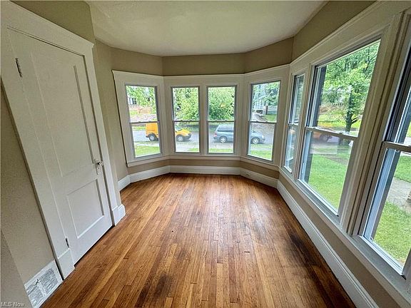 3rd image of 3235 Oak Rd #3235