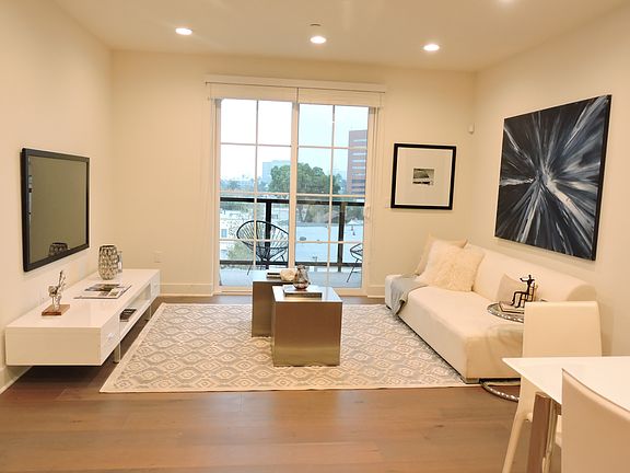 4th image of 8417 Blackburn Ave #Penthouse 4