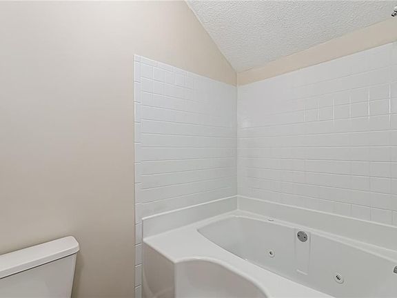 4th image of 32 Oak Hill Ct