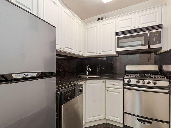 5th image of 300 E 46th St APT 6H