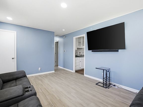 4th image of 205 Villa Rd