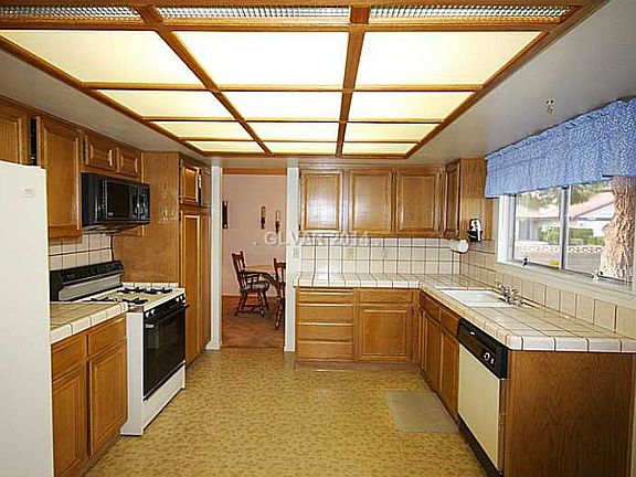 3rd image of 7469 Puritan Ave