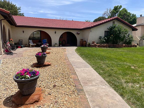 Front of house. -Big yard with plenty of parking. -Located in a quiet cul-de-sac. -Good neighborhood
