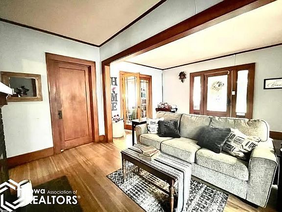 5th image of 906 Locust St