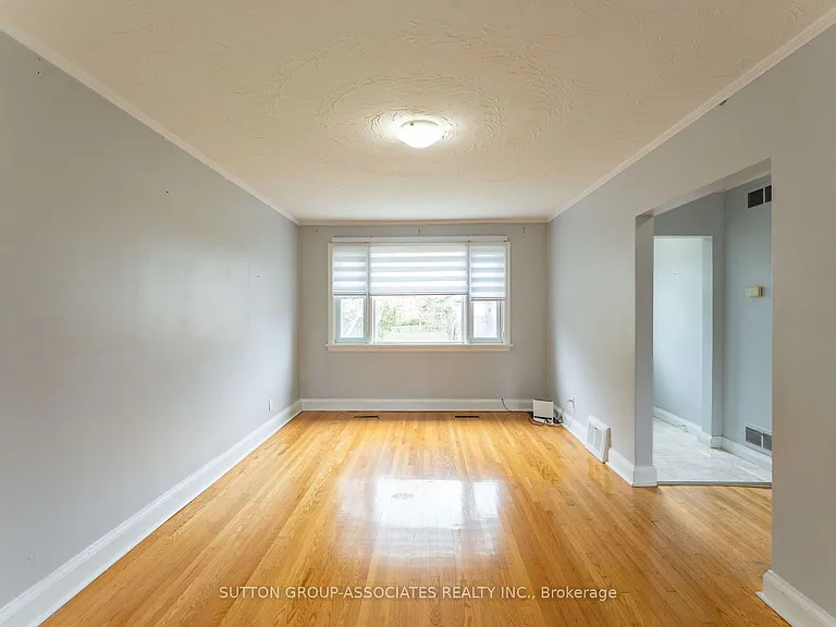 21 Deevale Rd #MAIN FL — Photo 6