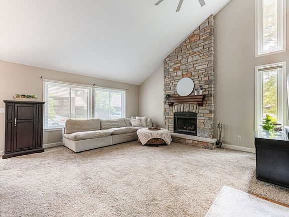 5th image of 28 Lakewood Cir