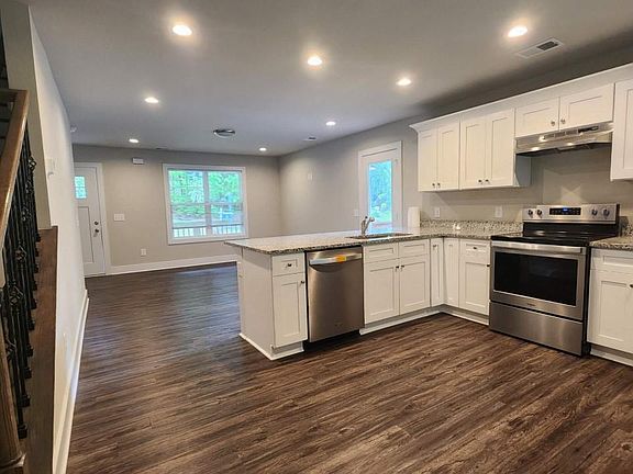 3rd image of 2940 Fleetwood Dr