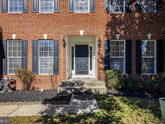 3rd image of 128 Max Ct SE