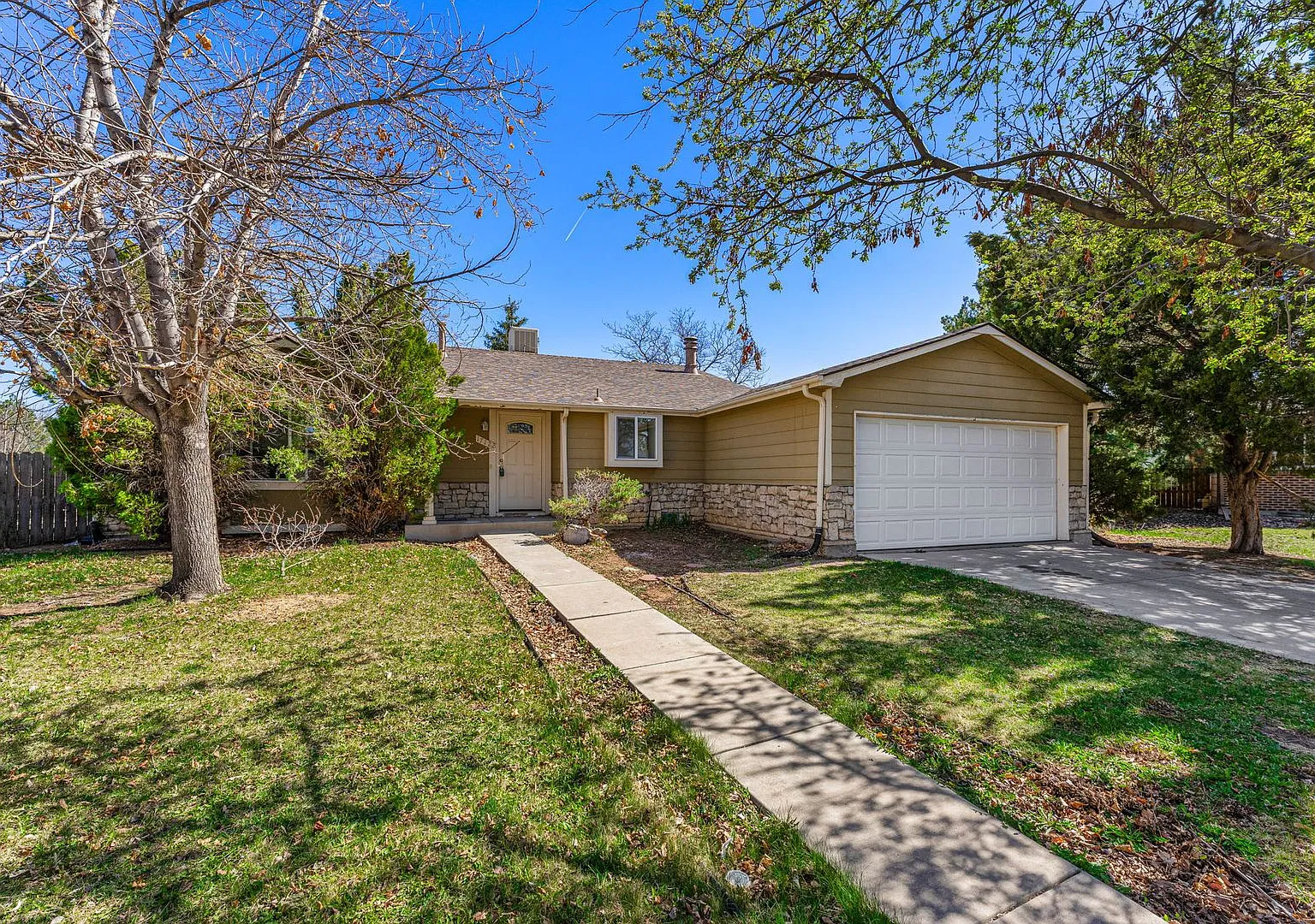 Bright Home in Summer Valley w/ Cherry Creek School District! — Photo 2