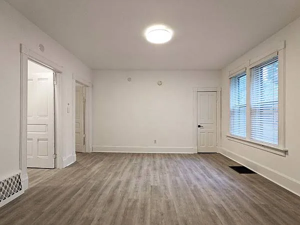 229 Wellington St N #2 — Photo 3