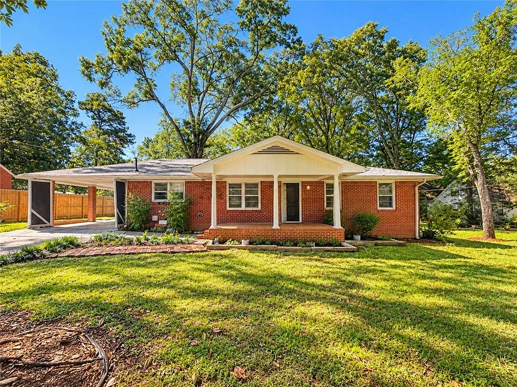 3 bed, 1.5 bath, 1421 sqft, $1,999 — Photo 2