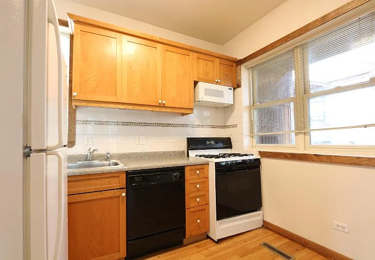 1257 W Flournoy St #2R — Photo 8