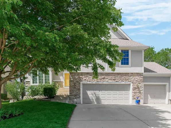 6910 Roundtree St, Shawnee, KS 66226
