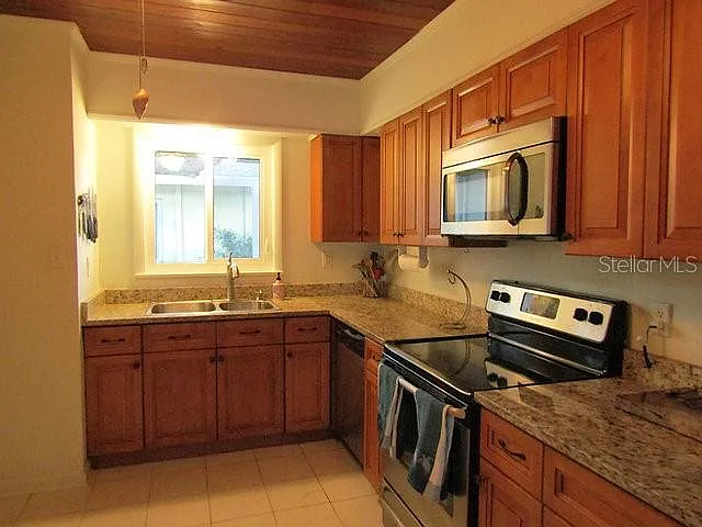421 Riviera St — Photo 5
