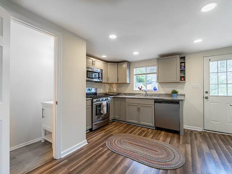 8033 Edgewater Ave — Photo 29