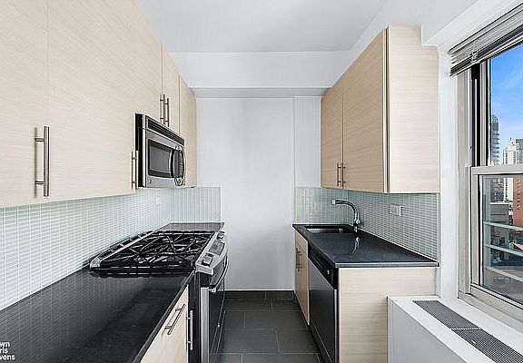 4th image of 445 E 80th St #15B