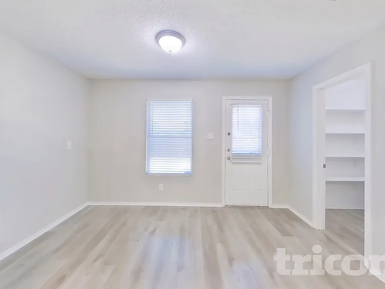 2328 White Oak Dr — Photo 5