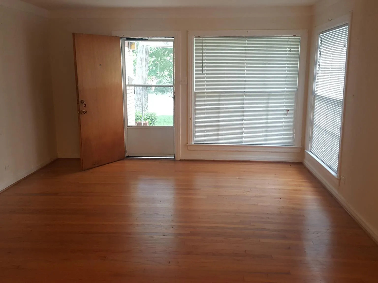 4 bed, 1966 sqft, $2,500 — Photo 2
