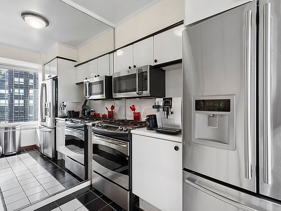 5th image of 150 W 56th St APT 3202