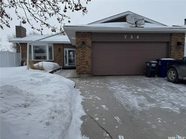 734 Wollaston COURT, Saskatoon, SK S7J 4E5