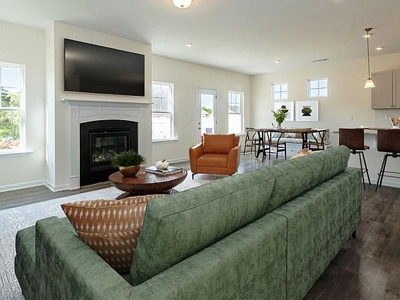 4th image of 124 Graham Cir