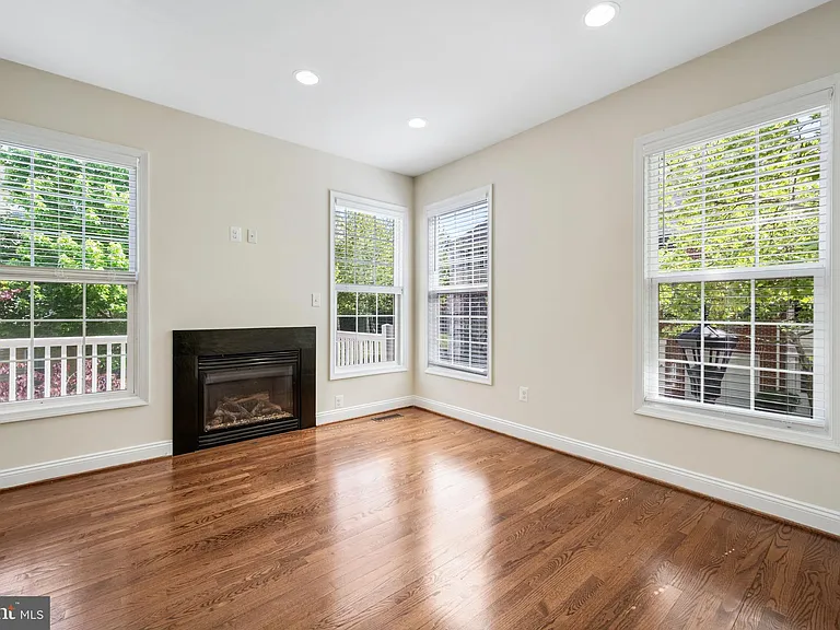 8341 Broderick Cir — Photo 15