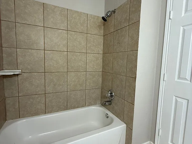129-131 Collett Ct — Photo 23