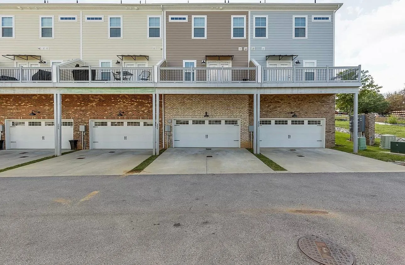 3 bed, 3.5 bath, 2000 sqft, $2,200 — Photo 2