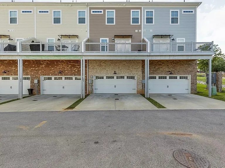 204 Kinsale Dr — Photo 2