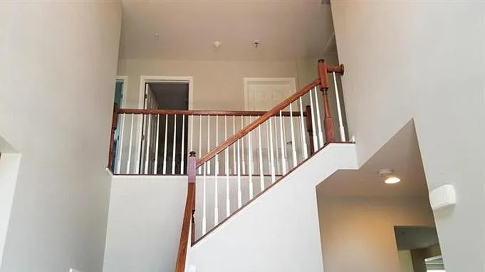 5 bed, 3.5 bath, 4908 sqft, $4,300 — Photo 4