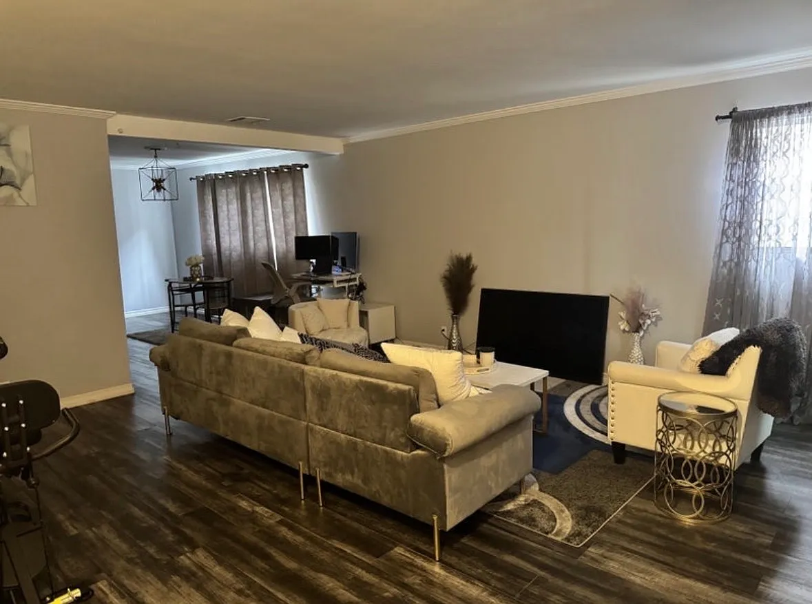 534 E Hazel St — Photo 2