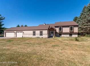 4N860 Redwood Ln, St Charles, IL 60175
