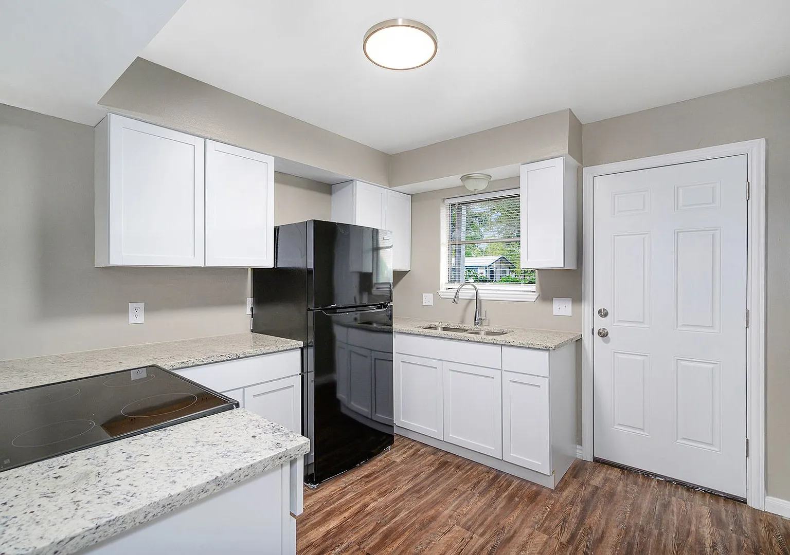 50% Off 1st Months Rent!! Renovated 2 Bedroom 2nd Floor Apartment In The Heart Of Conroe Tx — Photo 1