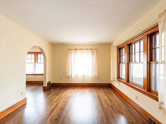 3rd image of 826 S 31st St