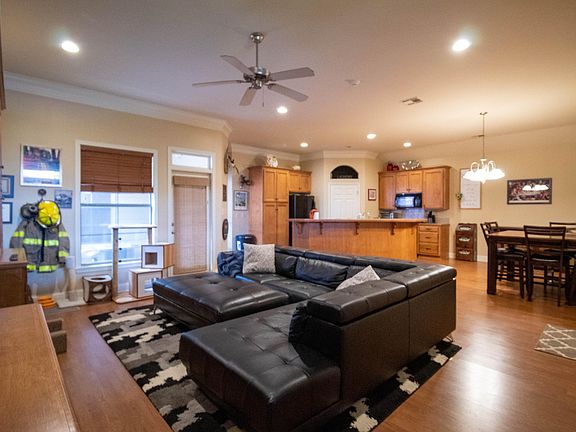 4th image of 136 Oakbend Dr