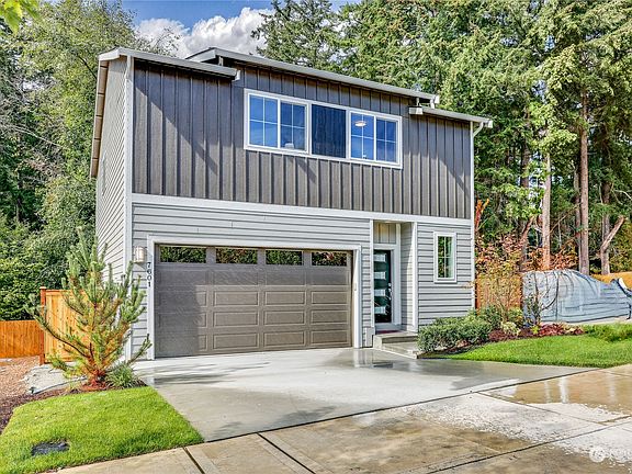 2nd image of 241 NE Shadowhawk Lane