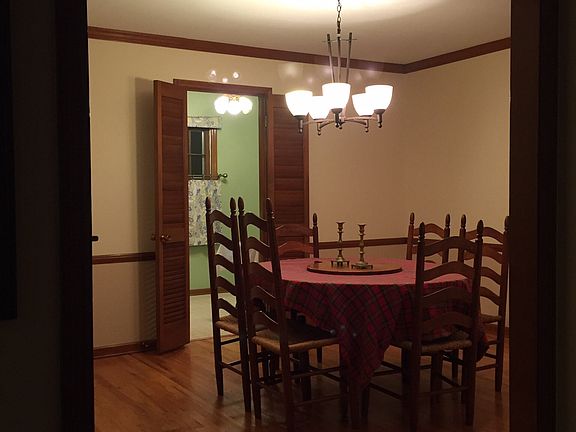 Dining room - can seat 10+