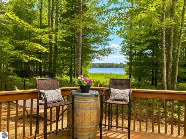 11575 Fredmar Dr, Interlochen, MI 49643