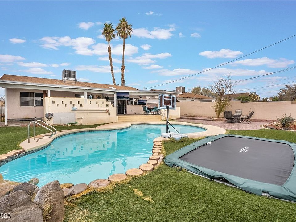 1st image of 212 N Torrey Pines Dr