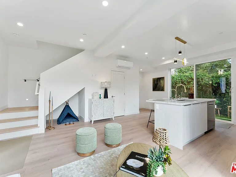 3930 Minerva Ave — Photo 5