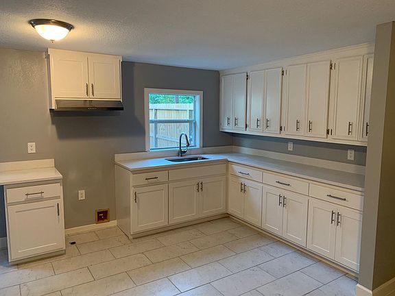 5th image of 912 Northwood St #B