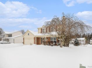 975 Oak Creek Dr, South Lyon, MI 48178