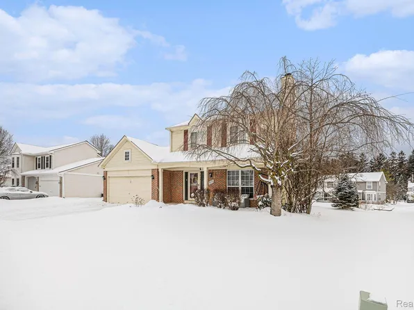 975 Oak Creek Dr, South Lyon, MI 48178