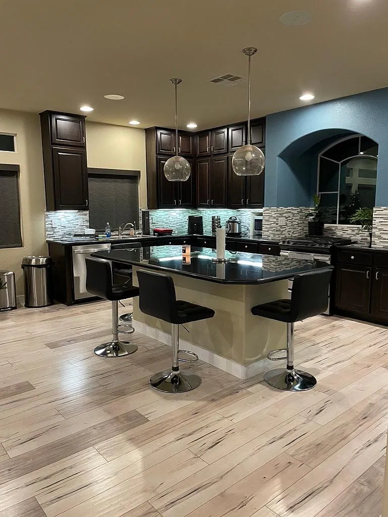 5 bed, 2960 sqft, $750 — Photo 3