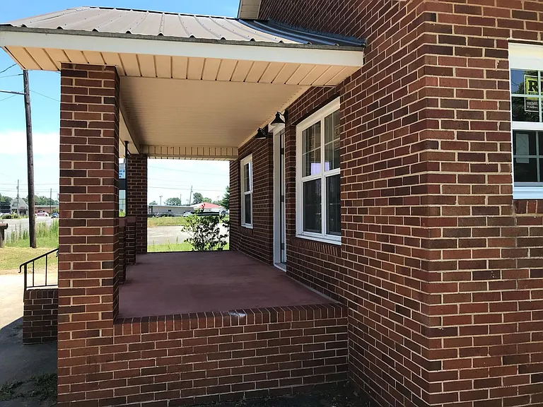 904 Snow St — Photo 2
