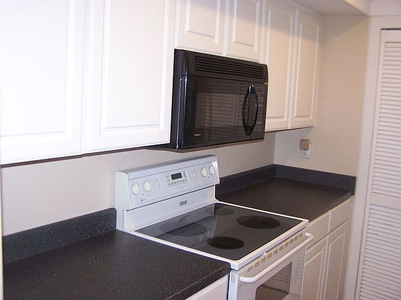 3rd image of 991 Manor Ln Unit Z