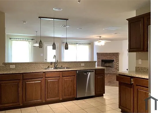 4 bed, 1858 sqft, $2,860 — Photo 4