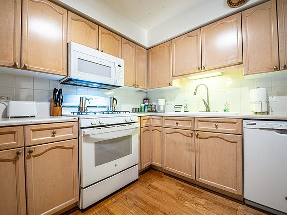 5th image of 7031 W Touhy Ave